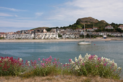Cottages close to sandy beaches in Conwy